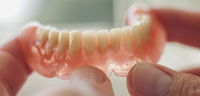 L'utilisation de prothèses amovibles en l'absence totale de dents