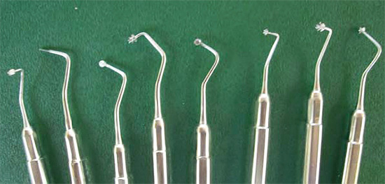 Voici à quoi ressemble un ensemble d'outils dentaires pour traiter les caries à l'aide de la technique ART.