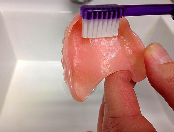 Prenez soin de la prothèse en acrylique à l'aide d'une brosse à dents et d'un dentifrice ordinaires.