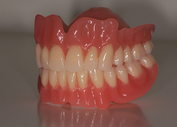 Les prix de fabrication d'une prothèse en acrylique dans les cliniques dentaires peuvent varier considérablement.
