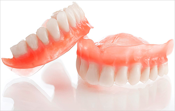 En l'absence de toutes les dents de la mâchoire, la soi-disant prothèse complète est utilisée, c'est-à-dire qu'elle restaure complètement toute la dentition.
