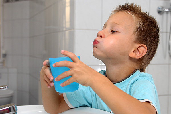 Dans de nombreux cas, le rinçage de la bouche aide à se rincer la bouche avec de l'eau chaude et propre.