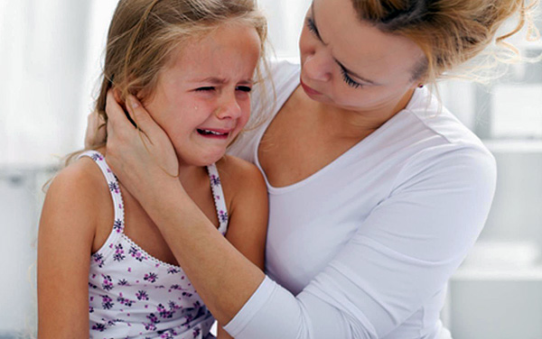 Pour tenter de soulager la douleur à la maison, l'essentiel n'est pas de nuire à l'enfant.