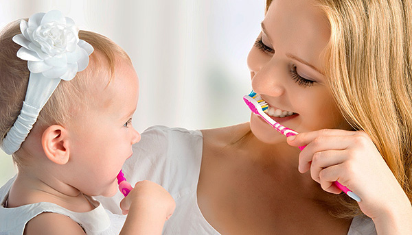 Vous pouvez apprendre à votre bébé à se brosser les dents indépendamment de 2 à 4 ans.